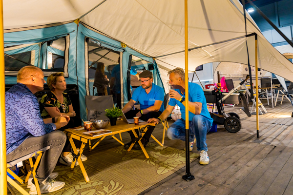Bezoekers in een tent op de Kampeer & Caravan Jaarbeurs