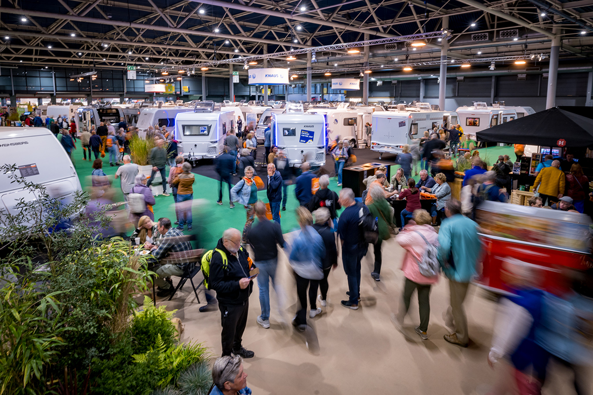 Overzichtsfoto hal 7 vol met caravans