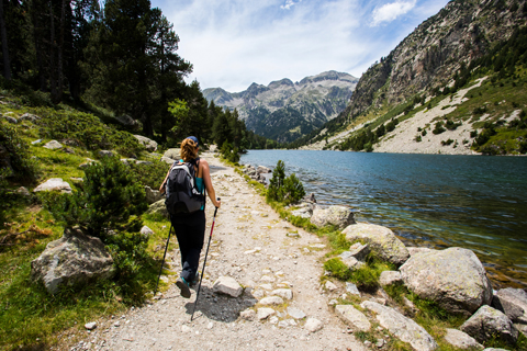 Vrouw hiker loopt op bergpad in pyreneeen