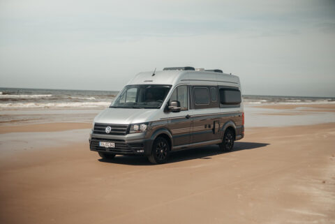 Eriba Car die op het strand rijdt