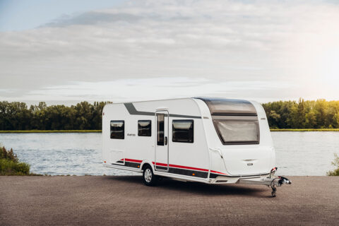 Buerstner-Averso caravan bij de rand van het water