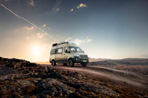 Campervan in offraod gebied met ondergaande zon