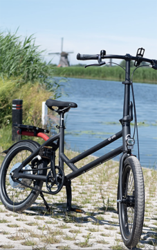 nieuwe ClikeBike op standaard bij rand van het water