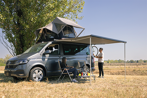 Fiamma Moonlight op campervan met kampeeruitrusting erbij en 2 personen