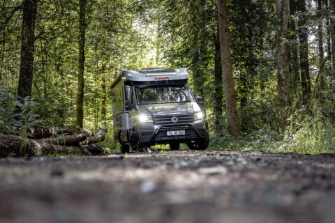 Dethleffs Globebus Performance 4x4 rijdt in het bos