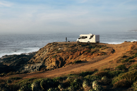 Sun Living op Ford op cliff bij water