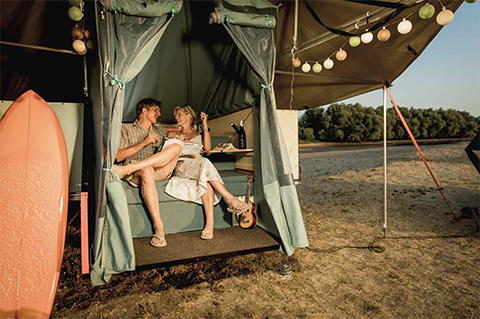 Stoerk folding trailer with young couple in it