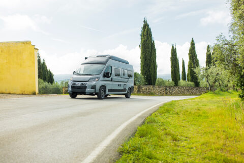 Etrusco camper komt via de weg naar je toe rijden